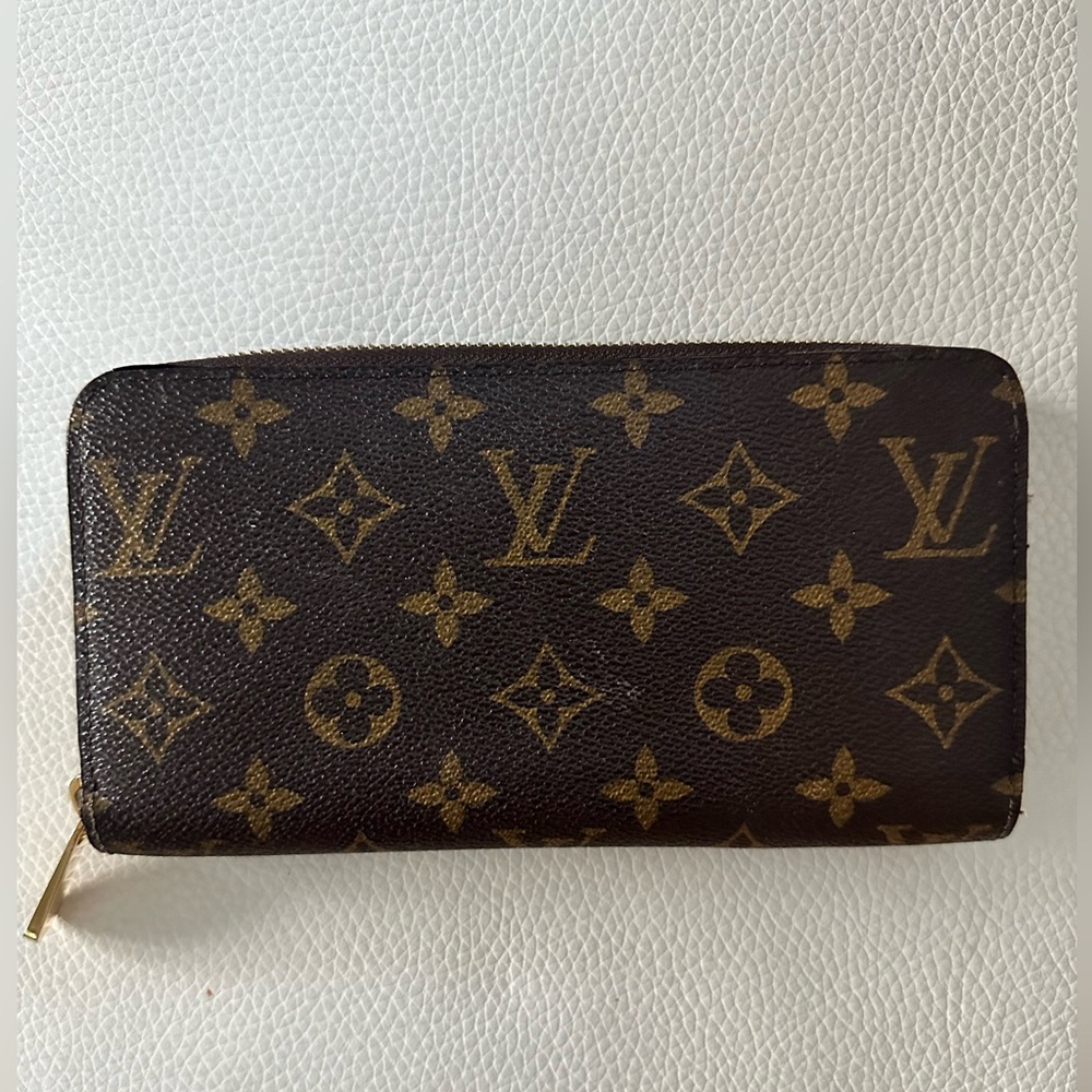 Louis Vuitton Monogram Zippy Wallet - Like New